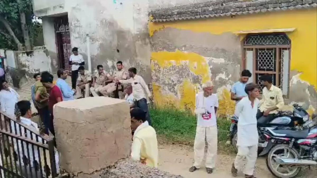 Alwar: तिलक लगाकर स्कूल गए छात्र को विशेष समुदाय के छात्रों ने पीटा, गांव में भारी पुलिस बल तैनात Alwar: तिलक लगाकर स्कूल गए छात्र को विशेष समुदाय के छात्रों ने पीटा, गांव में भारी पुलिस बल तैनात
