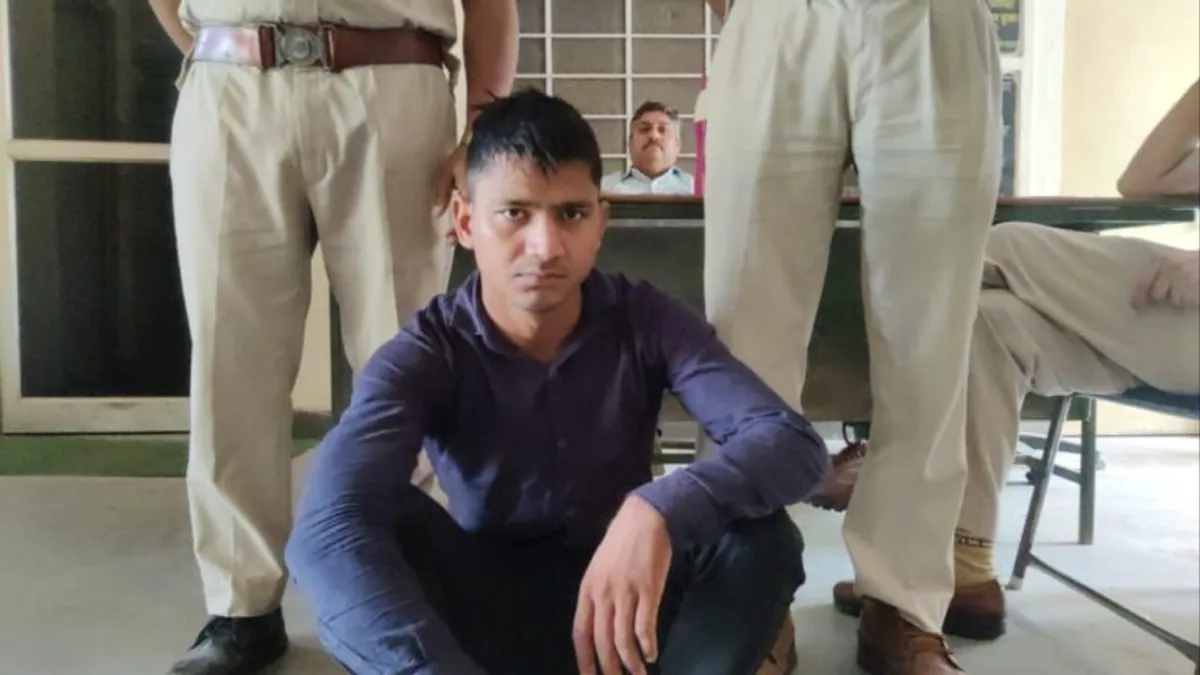Alwar: पहले युवती से की छेड़छाड़ फिर पुलिस ने पकड़ा तो..यूं चकमा देकर फरार हुआ शातिर बदमाश Alwar: पहले युवती से की छेड़छाड़ फिर पुलिस ने पकड़ा तो..यूं चकमा देकर फरार हुआ शातिर बदमाश