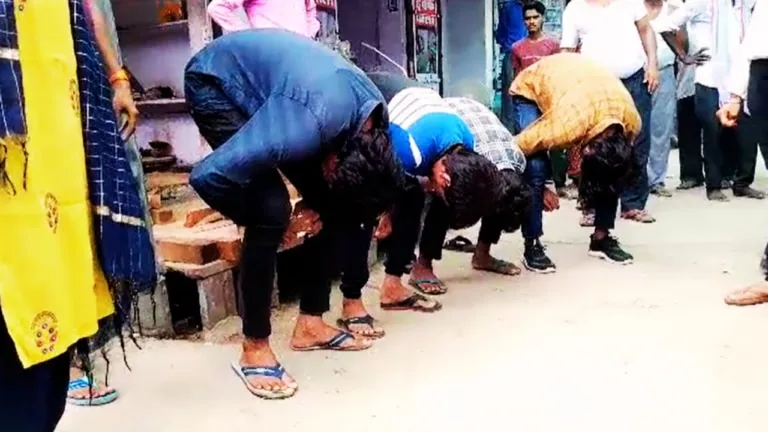 दौसा: मनचलों ने लड़कियों के साथ की छेड़छाड़ तो परिजनों ने बीच सड़क पर बनाया ‘मुर्गा’ दौसा: मनचलों ने लड़कियों के साथ की छेड़छाड़ तो परिजनों ने की धुनाई, बीच सड़क पर बनाया 'मुर्गा'