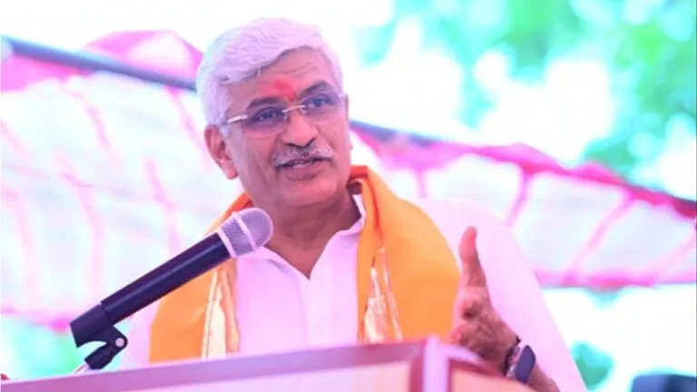 खाचरियावास के भतीजे के वायरल सीसीटीवी के बाद घिरे मंत्री! शेखावत ने खड़े किए कानून-व्यवस्था पर सवाल मंत्री शेखावत के बयान पर विरोध, किसान बोले- ERCP नहीं तो बीजेपी को वोट नहीं, गांव-गांव जाकर करेंगे