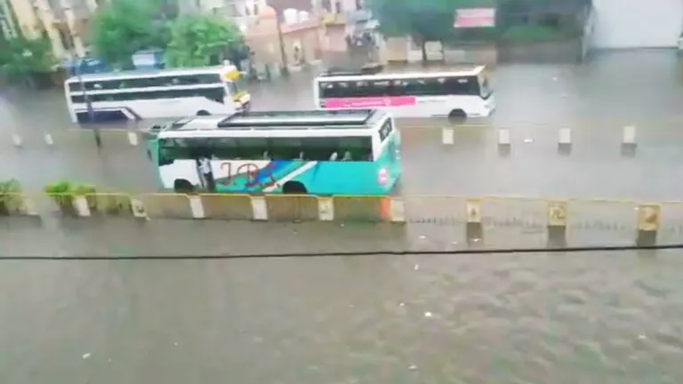 Weather: भारी बारिश से जयपुर की सड़कें पानी में डूबीं, मौसम विभाग की बड़ी चेतावनी Weather: भारी बारिश से जयपुर पानी में डूबा, मौसम विभाग की बड़ी चेतावनी