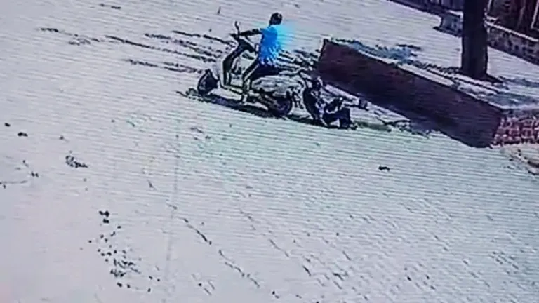नागौर: सरकारी कर्मचारी ने अपने ही भाई को स्कूटी के पीछे बांधकर घसीटा, CCTV आया सामने नागौर: सरकारी कर्मचारी ने अपने ही बड़े भाई को स्कूटी के पीछे बांधकर घसीटा, सीसीटीवी Video आया सामने