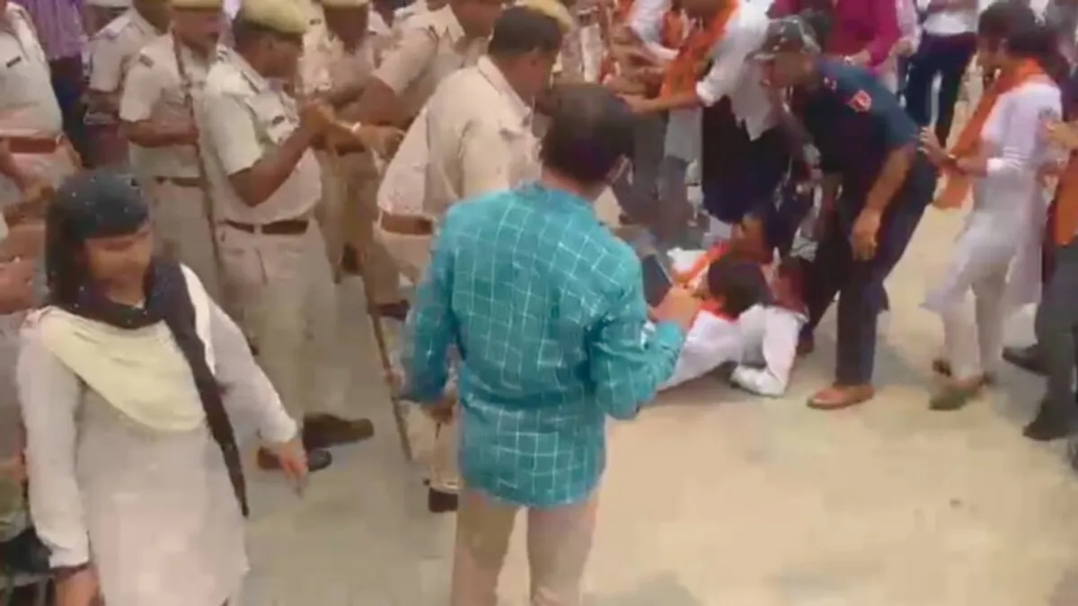 भरतपुर: यूनिवर्सिटी ने बढ़ाई फीस तो विरोध में गेट पर एबीवीपी के छात्र, पुलिस ने किया लाठीचार्ज NewsTak