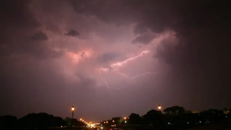 Weather: राजस्थान में मौसम ने ली करवट, कमजोर पड़ा मानसून! जानें बारिश को लेकर IMD का अपडेट Weather: राजस्थान में मौसम ने ली करवट, कमजोर पड़ा मानसून! जानें बारिश को लेकर IMD का अपडेट