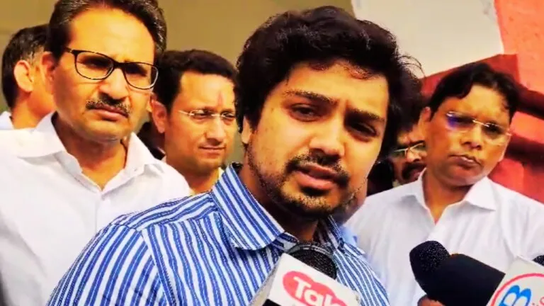 एक्शन मोड में दिखे मायावती के भतीजे आकाश, पार्टी छोड़ने वाले विधायकों को लेकर कही ये बात एक्शन मोड में दिखे मायावती के भतीजे आकाश आनंद, पार्टी छोड़ने वाले विधायकों को लेकर कही ये बात