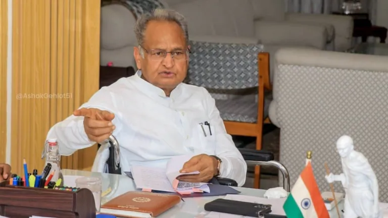 चुनावी साल में कांग्रेस को मिल गया बह्रास्त्र! राहुल गांधी की जनसभा में गहलोत ने किया बड़ा ऐलान NewsTak