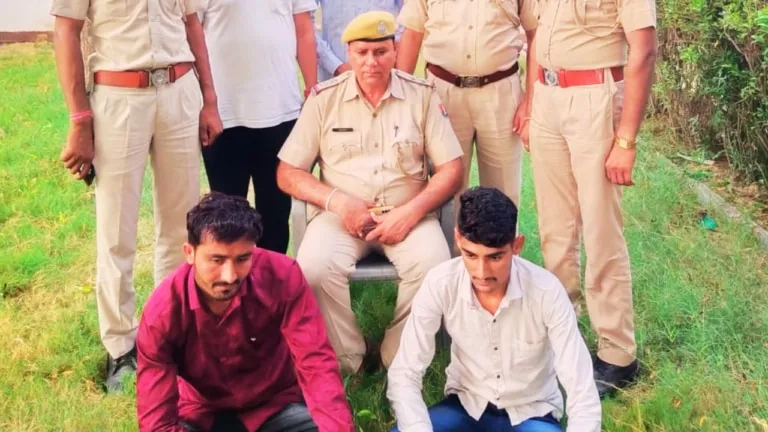 बाड़मेर: अश्लील वीडियो से ब्लैकमेल कर 4 युवकों ने नाबालिग से किया रेप, 10 महीने बाद चढ़े पुलिस के हत्थे राजस्थान: अश्लील वीडियो से ब्लैकमेल कर 4 युवकों ने नाबालिग से किया रेप, 10 महीने बाद 3 पुलिस के हत्थे