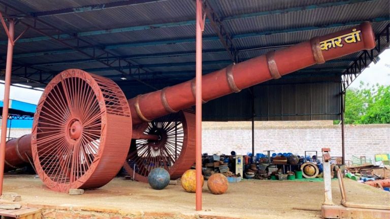 जोधपुर में कबाड़ से बनाई गई विश्व की सबसे बड़ी तोप! 4250 किलो वजन और 58 फीट है लंबाई जोधपुर में कबाड़ से बनाई गई विश्व की सबसे बड़ी तोप! 4250 किलो वजन और 58 फीट है लंबाई