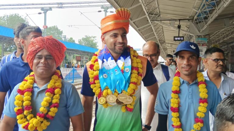 अलवर: गांव के जोहड़ में स्विमिंग सीखी, फिर राजस्थान पुलिस में हुआ भर्ती, अब विदेश से लाया 4 गोल्ड मेडल अलवर: गांव के जोहड़ में स्विमिंग करना सीखा, फिर राजस्थान पुलिस में हुए भर्ती, अब विदेश से लाया 4