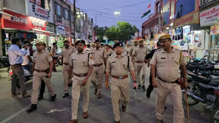 भीलवाड़ा गैंगरेप के बाद सड़कों पर उतरी पुलिस, कांस्टेबल से लेकर एसपी ने रात 11 बजे तक किया गश्त भीलवाड़ा गैंगरेप मामले के बाद सड़कों पर उतरा पुलिस प्रशासन, कांस्टेबल से लेकर एसपी ने रात 11 बजे