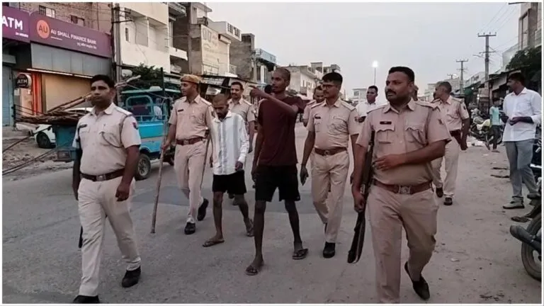 Alwar: बदमाश ने व्यापारी से मांगी थी रंगदारी, पुलिस ने पकड़कर किया ऐसा काम, अब पछताने को मजबूर! Alwar: बदमाश ने व्यापारी से मांगी थी रंगदारी, पुलिस ने पकड़कर किया ऐसा काम, अब पछताने को मजबूर!