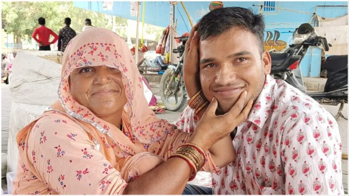 Barmer: चूड़ियां बेचने वाले माता-पिता के बेटे ने सपना किया साकार, पहले ही प्रयास में CRPF में बना सब इंस्पेक्टर Barmer: चूड़ियां बेचने वाले माता-पिता के बेटे ने सपना किया साकार, पहले ही प्रयास में CRPF में बना सब