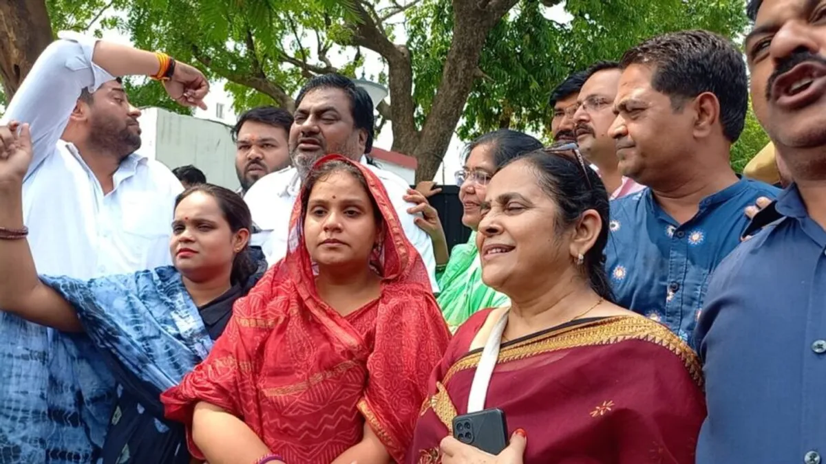 जयपुर हेरिटेज में घूस कांड: मेयर मुनेश गुर्जर के पति और दलाल के बीच बातचीत का ऑडियो टेप वायरल! जयपुर हेरिटेज में घूस कांड: मेयर मुनेश गुर्जर के पति और दलाल के बीच बातचीत का ऑडियो टेप वायरल!