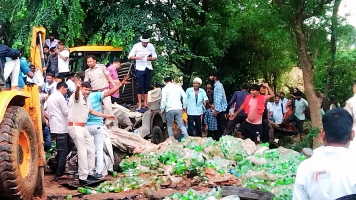 दौसा के महुआ-मंडावर हाईवे पर बड़ा हादसा, 6 लोगों की हुई मौत; 9 घायल दौसा के महुआ-मंडावर हाईवे पर बड़ा हादसा, 6 लोगों की हुई मौत; 9 घायल