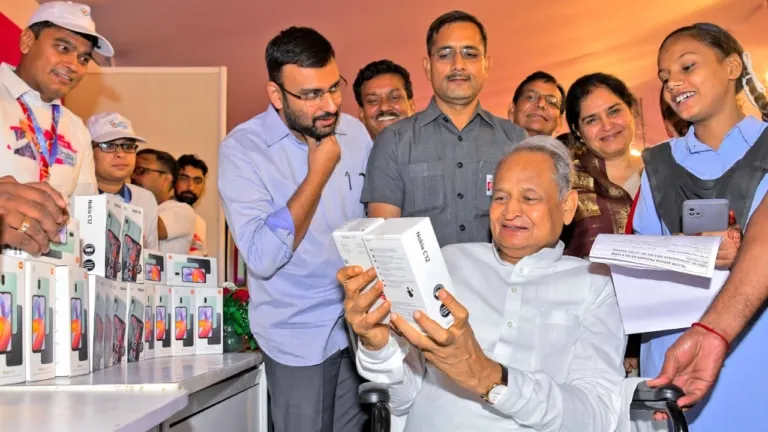 इंदिरा गांधी स्मार्टफोन योजना से महिलाओं में खुशी! जानें क्या है स्मार्टफोन लेने का पूरा