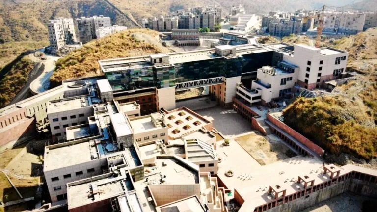 IIM Udaipur: नौकरी करने वाले युवाओं के लिए बड़ा मौका, अब बिना कॉलेज गए कर सकेंगे MBA