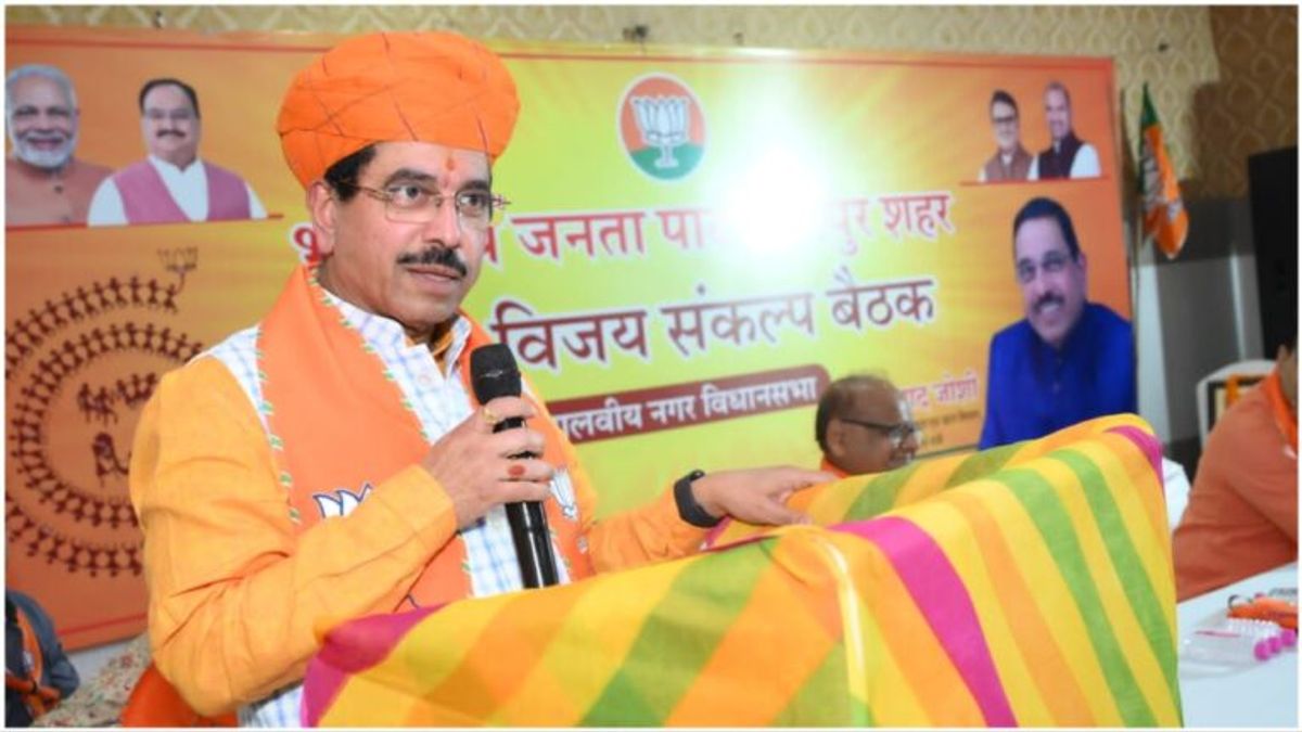 Rajasthan Politics: बीजेपी प्रभारी प्रह्लाद जोशी बोले- “गहलोत जी अपनी औकात देख लो, आपकी नहीं चलती” Rajasthan Politics: बीजेपी प्रभारी प्रह्लाद जोशी बोले- "गहलोत जी अपनी औकात देख लो, आपकी नहीं चलती"