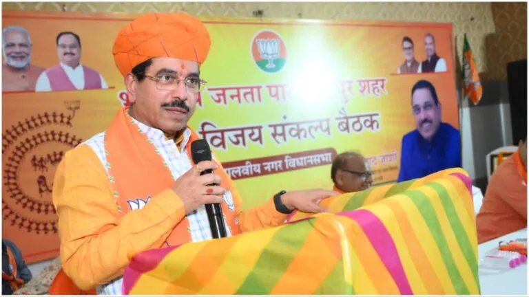 Rajasthan Politics: बीजेपी प्रभारी प्रह्लाद जोशी बोले- “गहलोत जी अपनी औकात देख लो, आपकी नहीं चलती” Rajasthan Politics: बीजेपी प्रभारी प्रह्लाद जोशी बोले- "गहलोत जी अपनी औकात देख लो, आपकी नहीं चलती"