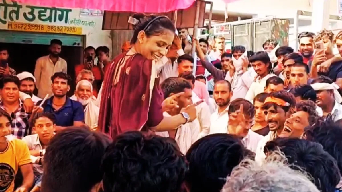 भरतपुर: भीड़ जुटाने के लिए भाजपा परिवर्तन यात्रा में बुलाई गई महिला डांसर, जमकर झूमे कार्यकर्ता भरतपुर: भीड़ जुटाने के लिए भाजपा परिवर्तन यात्रा में महिला डांसर से कराया अश्लील गानों पर डांस