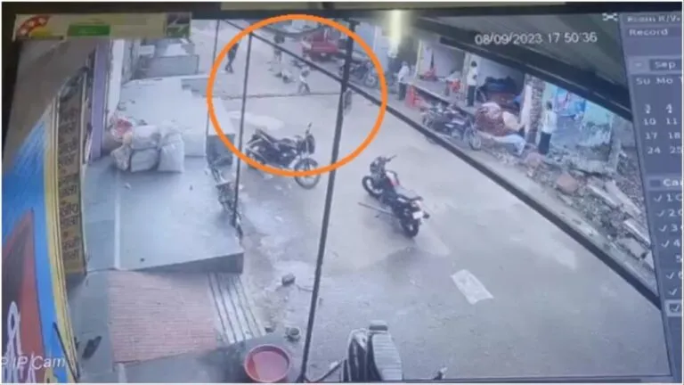 Rajasthan: कांग्रेसी नेता को दिनदहाड़े भरे बाजार में गोलियों से भूना, नाश्ते का सामान लेने आया था बाजार Rajasthan: कांग्रेसी नेता को दिनदहाड़े भरे बाजार में गोलियों से भूना, नाश्ते का सामान लेने आया था बाजार