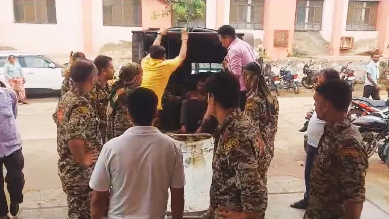 दौसा: गो तस्करों और पुलिस के बीच हुई मुठभेड़, ताबड़तोड़ फायरिंग में 1 को लगी गोली दौसा: गो तस्करों और पुलिस के बीच हुई मुठभेड़, ताबड़तोड़ फायरिंग में 1 को लगी गोली