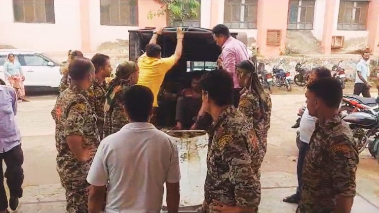 दौसा: गो तस्करों और पुलिस के बीच हुई मुठभेड़, ताबड़तोड़ फायरिंग में 1 को लगी गोली दौसा: गो तस्करों और पुलिस के बीच हुई मुठभेड़, ताबड़तोड़ फायरिंग में 1 को लगी गोली