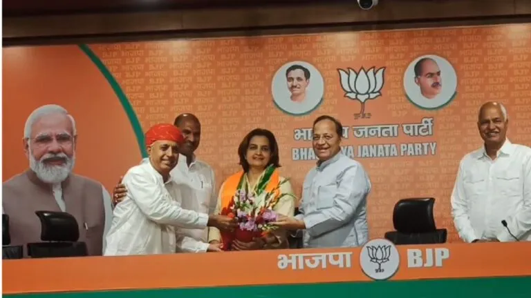 Rajasthan Politics: चुनाव से पहले कांग्रेस को बड़ा झटका, दिग्गज जाट नेता ज्योति मिर्धा ने थामा बीजेपी का हाथ Rajasthan Politics: चुनाव से पहले कांग्रेस को बड़ा झटका, दिग्गज जाट नेता ज्योति मिर्धा ने थामा बीजेपी का हाथ