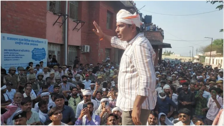 बारां: देर रात नरेश मीणा को पुलिस ने किया गिरफ्तार, हजारों समर्थक बेकाबू, थाने के बाहर जमावड़ा