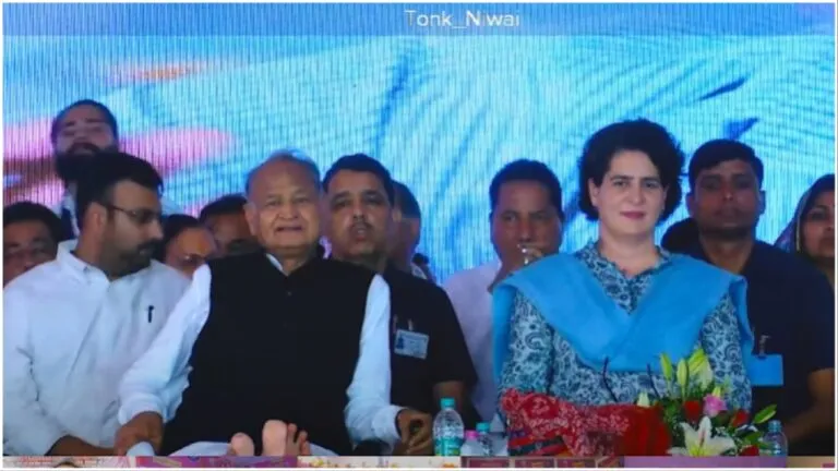 टोंक में फ्री मोबाइल योजना पर बोली प्रियंका गांधी- हमने कुछ नहीं दिया, यह आपका हक प्रियंका गांधी की टोंक में जनसभा, पायलट बोले - प्रियंका जी राजस्थान की जनता आपको चाहती है