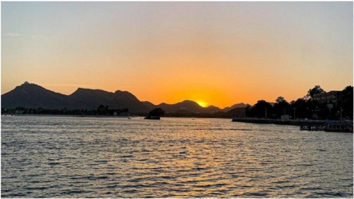 प्रदेश के कई हिस्सों में ठंड का अहसास, माउंट आबू में पारा 17 डिग्री, फलौदी-बाड़मेर का ऐसा है हाल Rajasthan Weather Today: प्रदेश में करवट बदल रहा मौसम, हल्की सर्दी शुरू, कई जगह बारिश की चेतावनी