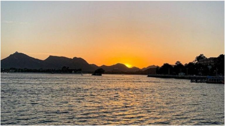 प्रदेश के कई हिस्सों में ठंड का अहसास, माउंट आबू में पारा 17 डिग्री, फलौदी-बाड़मेर का ऐसा है हाल Rajasthan Weather Today: प्रदेश में करवट बदल रहा मौसम, हल्की सर्दी शुरू, कई जगह बारिश की चेतावनी