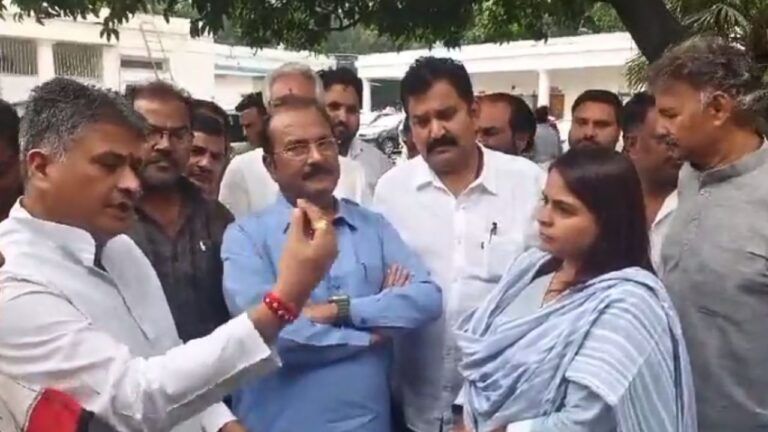 'फोटो पर माला टक जाएगी. हमें टिकट कब मिलेगा?', कांग्रेसी कार्यकर्ताओं ने सहप्रभारी अमृता धवन को