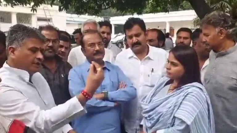 'फोटो पर माला टक जाएगी. हमें टिकट कब मिलेगा?', कांग्रेसी कार्यकर्ताओं ने सहप्रभारी अमृता धवन को