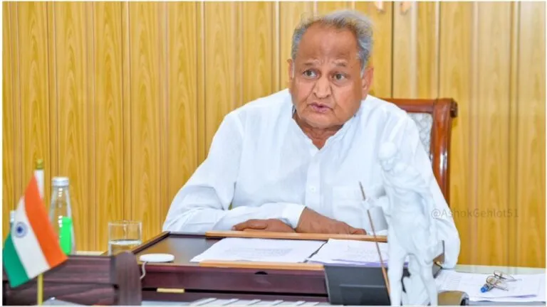 Rajasthan: सीएम गहलोत पर आचार संहिता उल्लंघन का आरोप, एक्शन के मूड में चुनाव आयोग, जांच रिपोर्ट मांगी