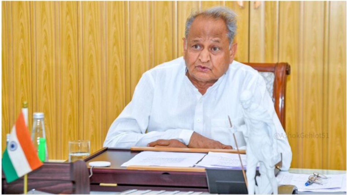 Latest survey: गहलोत सरकार के कामकाज की खुल गई पोल? ताजा सर्वे उड़ा देगा कांग्रेस के होश! Rajasthan: सीएम गहलोत पर आचार संहिता उल्लंघन का आरोप, एक्शन के मूड में चुनाव आयोग, जांच रिपोर्ट मांगी