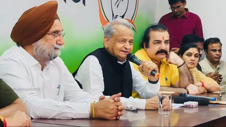 ED रेड के बाद गहलोत ने किया ये ऐलान-5 बड़ी गारंटी और देने जा रहे, BJP हो जाए तैयार Ashok Gehlot's reaction on ED raid (फोटो: अशोक गहलोत के ट्वीटर से)