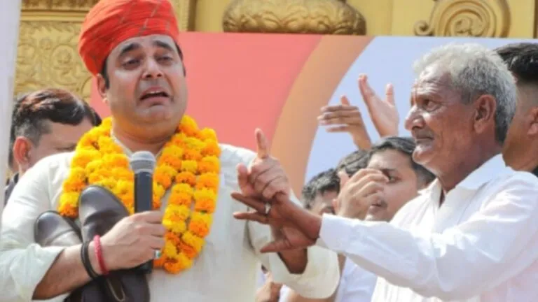 Rajasthan: BJP से बागी नेता ने गीता पर हाथ रखकर खाई कसम, बोला- ‘चुनाव लड़ने से कोई भी ताकत नहीं रोक सकती’ Rajasthan: BJP से बागी नेता ने गीता पर हाथ रखकर खाई कसम, बोला- 'चुनाव लड़ने से कोई भी ताकत नहीं रोक सकती'