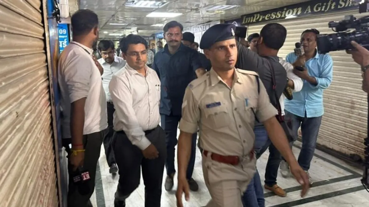 गणपति प्लाजा पहुंची ED, किरोड़ी मीणा ने यहां के लॉकर्स में करोड़ों की ब्लैकमनी होने किया है दावा ED raid in Jaipur's Ganpati Plaza: गणपति प्लाजा पहुंची ED, किरोड़ी मीणा ने यहां के लॉकर्स में करोड़ों की ब्लैकमनी होने