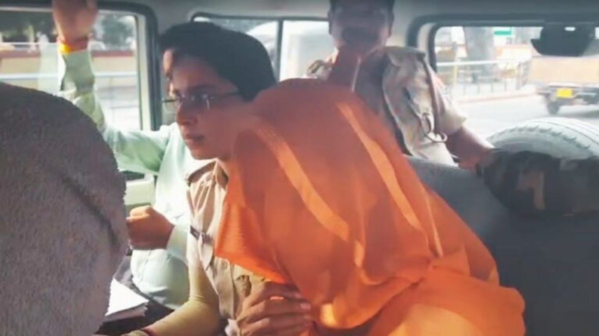 गैरमर्द के साथ रह रही विवाहिता ने घट स्थापना की रात किया ऐसा कि सबकी रूह कांप गई गैरमर्द के साथ रह रही विवाहिता ने घट स्थापना की रात किया ऐसा कि सबकी रुह कांप गई