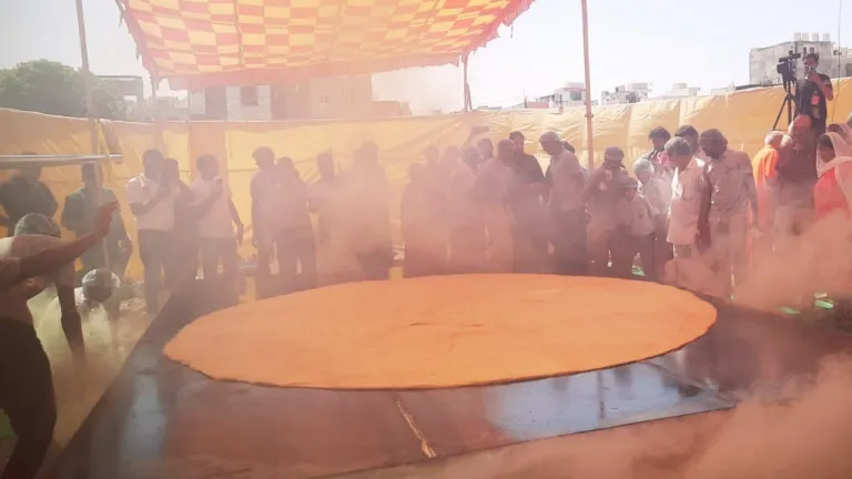 राजस्थान में बनाई गई दुनिया की सबसे बड़ी रोटी, 151 किलो आटे से 20 हलवाइयों ने की तैयार
