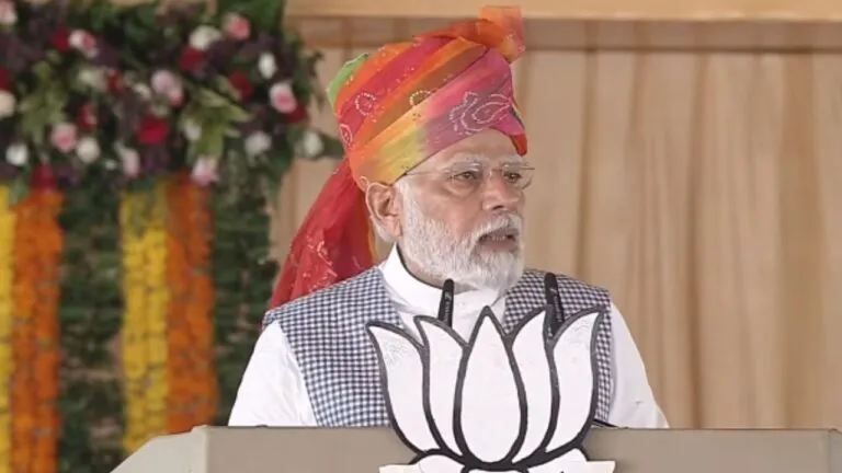 Jodhpur: गहलोत के गढ़ में गरजे PM मोदी, बोले- कांग्रेस को कुर्सी के अलावा कुछ नहीं दिखता, यहां महिला MLA भी सुरक्षित नहीं LIVE: सीएम गहलोत के गढ़ में पहुंचे PM मोदी, मारवाड़ की 33 विधानसभा सीटों पर नजर