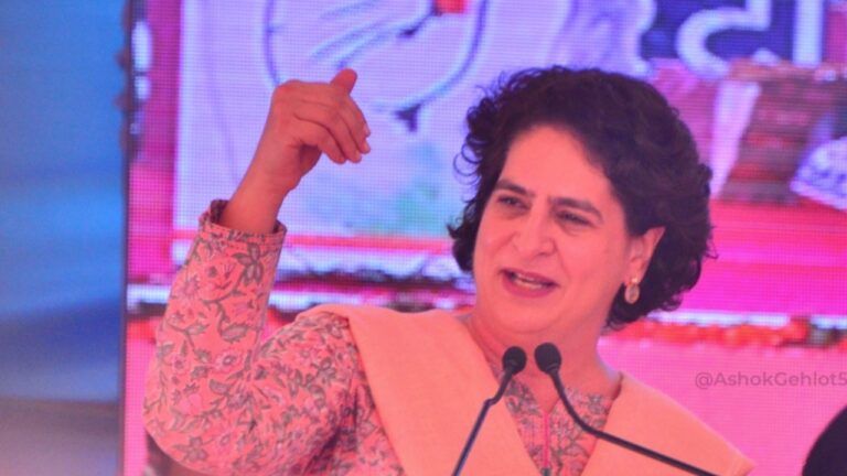 देवनारायण मंदिर में मोदी ने दान किए 21 रुपए? प्रियंका गांधी ने PM को घेरा, अब पुजारी ने कही ये बात Rajasthan: बीजेपी झेल रही अपनों को विरोध, इधर प्रियंका गांधी ने कर दी 2 बड़ी घोषणाएं, तरफ हो रही चर्चाएं