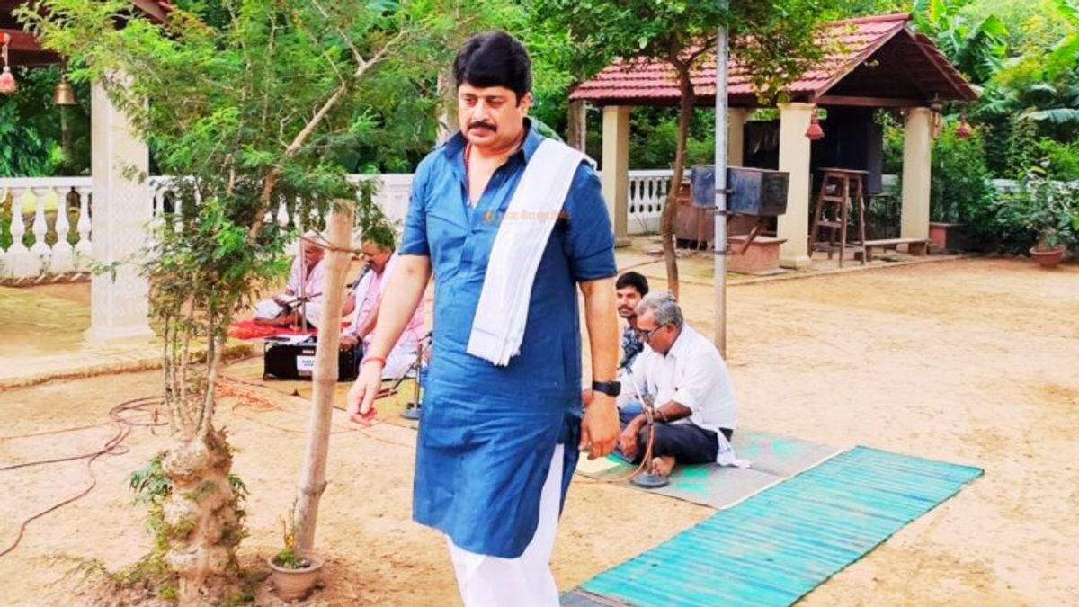 राजा भैया की रॉयल ड्रेस बनाता है ये डिजाइनर, विदेशी कपड़े में लगते हैं हीरे-पन्नों के बटन राजा भैया की रॉयल ड्रेस बनाता है ये डिजाइनर, विदेशी कपड़े में लगते हैं हीरे-पन्नों के बटन