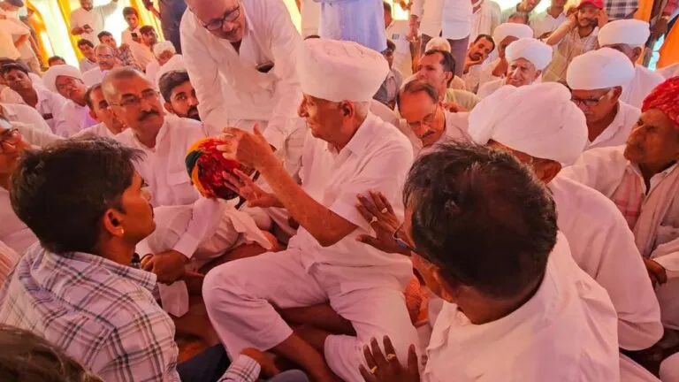 हेमाराम चौधरी को चुनाव लड़ाने के लिए समर्थकों ने पैरों में रख दी पगड़ी और फूट-फूटकर रोने लगे NewsTak