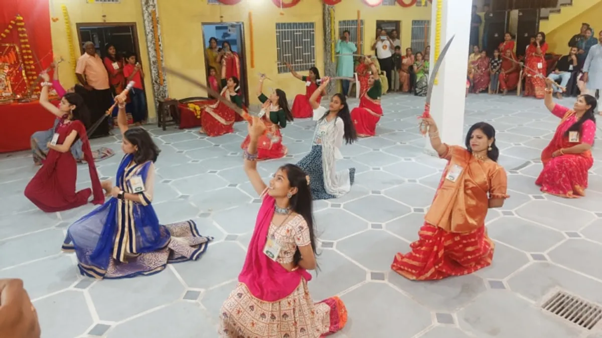 यहां डांडियों से नहीं, बल्कि तलवार से खेला जाता है रास, इस अनूठे गरबा के पीछे है खास वजह NewsTak