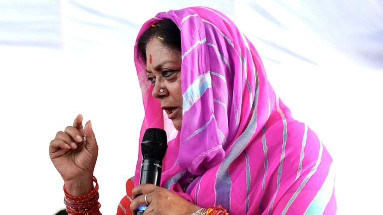 लंबे वक्त के बाद पार्टी के मंच पर गरजीं राजे, बोलीं- वादों से नहीं बनता नया राजस्थान वसुंधरा राजे ने चुनाव की तारीखों के ऐलान के बाद ट्वीट कर याद दिलाई ये बात