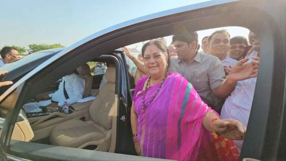वसुंधरा राजे से मिलने पहुंचे टिकट के दावेदार, राजे ने दिया ये रिएक्शन Vasundhara Raje in Barmer: वसुंधरा राजे से मिलने पहुंचे टिकट के दावेदार, राजे ने दिया ये रिएक्शन