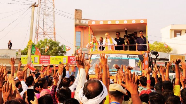 अमित शाह का रथ बिजली के तारों से हुआ टच, बाल-बाल बचे केंद्रीय मंत्री अमित शाह का रथ बिजली के तारों से हुआ टच, बाल-बाल बचे केंद्रीय मंत्री