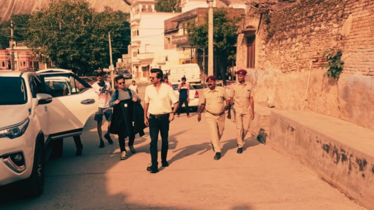 बॉलीवुड एक्टर अनिल कपूर पाली जिले के इस गांव में पैदल ही घूमते दिखे, सामने आई ये कहानी बॉलीवुड एक्टर अनिल कपूर पाली जिले के इस गांव में पैदल ही घूमते दिखे, सामने आई ये कहानी