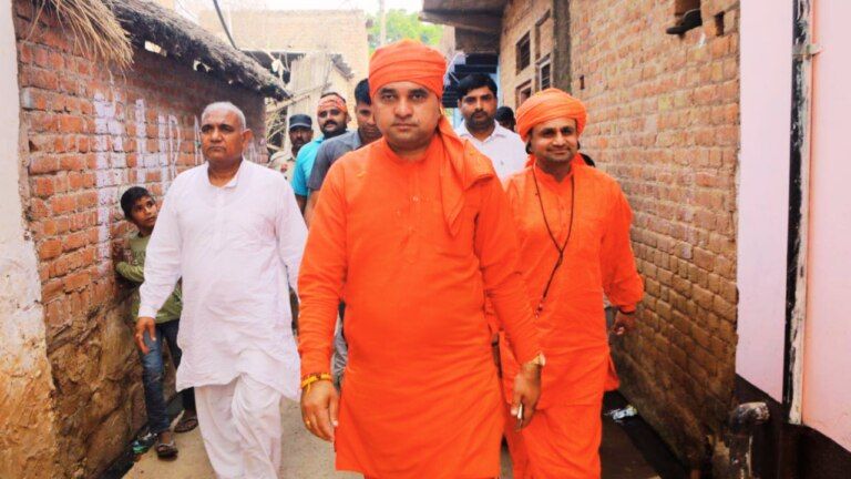 मुस्लिम लोगों से बोले बालकनाथ- ‘धर्म का कोई मतलब नहीं…फिर लोगों ने पूछा ये सवाल, वायरल हुआ वीडियो गुर्जर समाज की पंचायत में बाबा बालक नाथ हुए भावुक, कहा- आपका समर्थन नहीं मिलने पर मैं अगर जीत भी